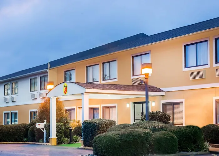 Cheap hotel: Super 8 By Wyndham Jonesboro